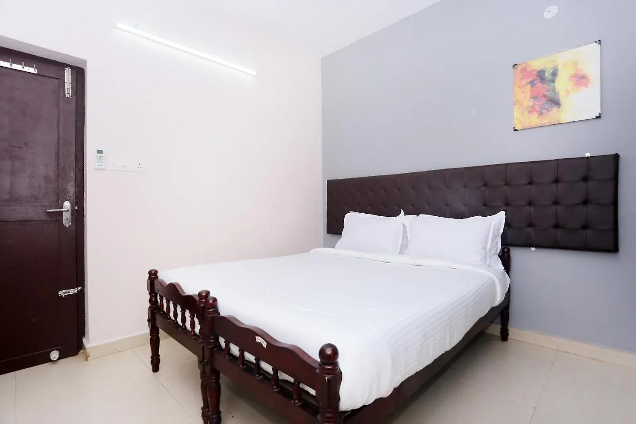 Oyo 42127 Thomsun Garden Hotel Kochi 3*,